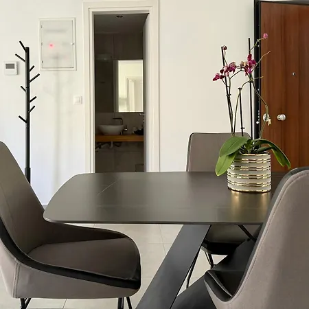 Th0 Futuristic Luxury Two Bedrooms With High-tech Amenities