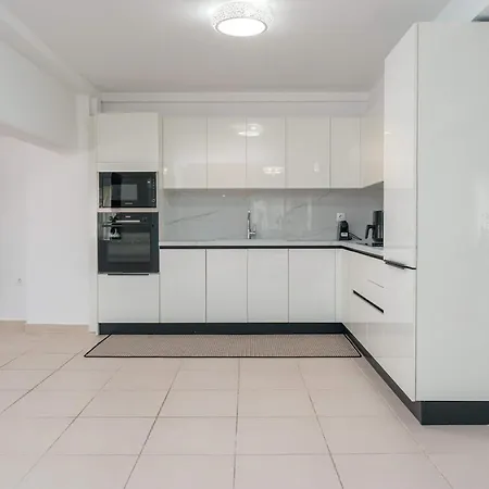 Voula Luxury Modern Living 1 Bd Apt With Garden *