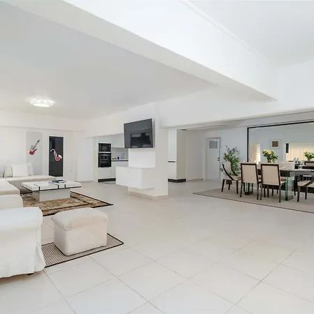 Voula Luxury Modern Living 1 Bd Apt With Garden
