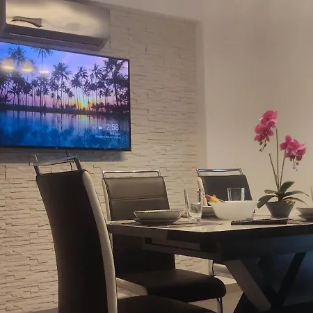 Fabilicious - 2 Apartments- Romantic Jacuzzi & Spacious Family Comfort Apartment