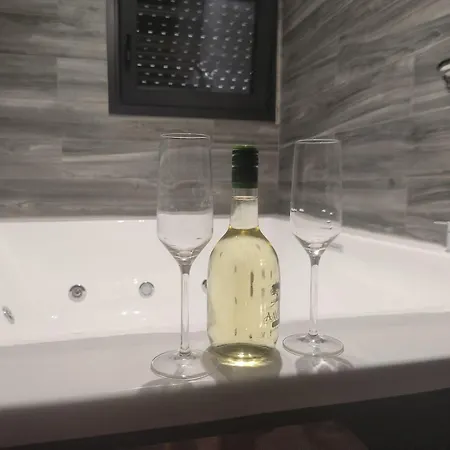 Fabilicious - 2 Apartments- Romantic Jacuzzi & Spacious Family Comfort *