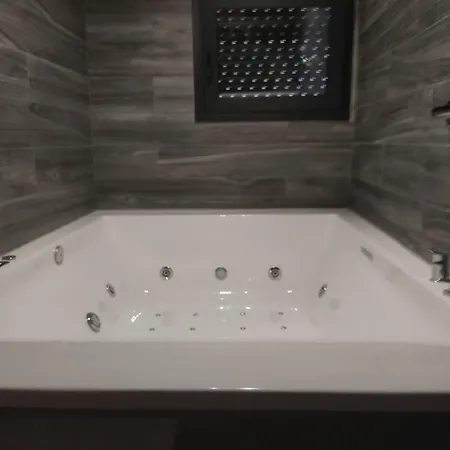 Fabilicious - 2 Apartments- Romantic Jacuzzi & Spacious Family Comfort