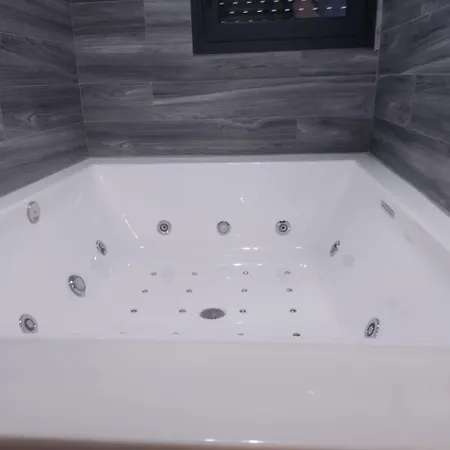Fabilicious - 2 Apartments- Romantic Jacuzzi & Spacious Family Comfort Apartment
