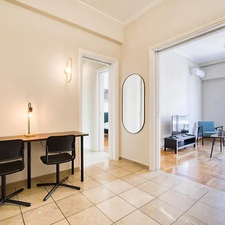 Spacious 3 Bedroom Flat At Metro *