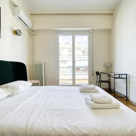 Spacious 3 Bedroom Flat At Metro Apartment *
