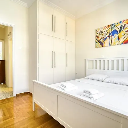 Spacious 3 Bedroom Flat At Metro Apartment Athens