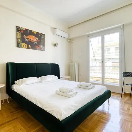 Spacious 3 Bedroom Flat At Metro *