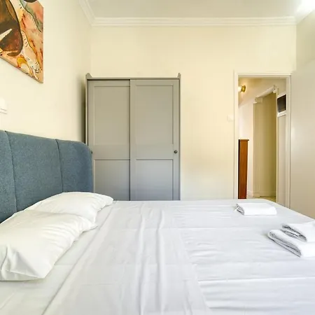 Spacious 3 Bedroom Flat At Metro Apartment *