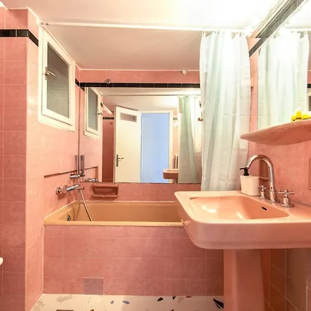 Spacious 3 Bedroom Flat At Metro Apartment *