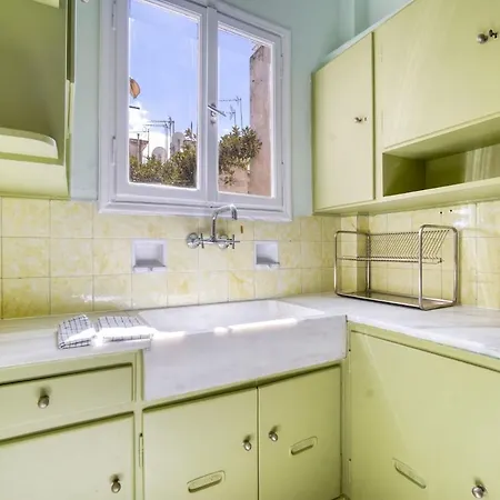 Spacious 3 Bedroom Flat At Metro Apartment Athens