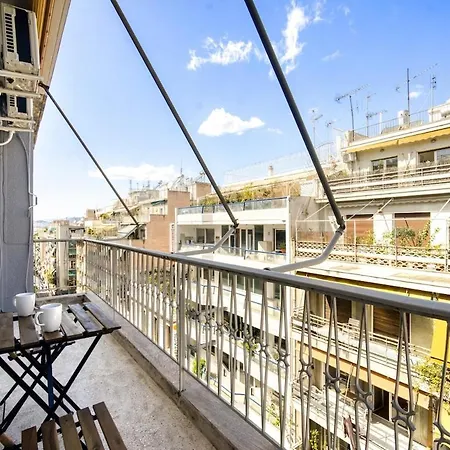 Spacious 3 Bedroom Flat At Metro *