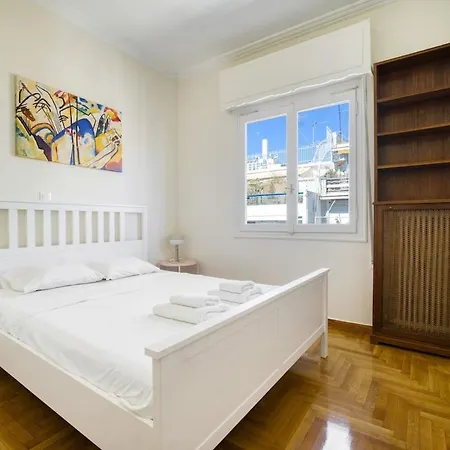 Spacious 3 Bedroom Flat At Metro Apartment