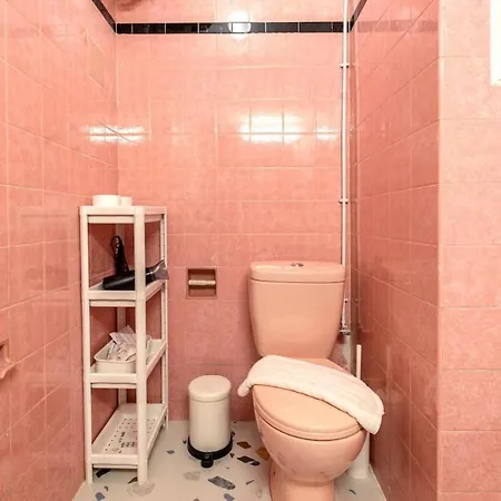 Spacious 3 Bedroom Flat At Metro