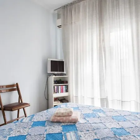 Cosy House Near Metro Apartment