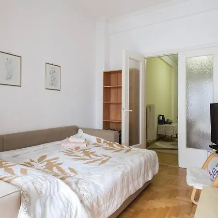 Apartment Cosy House Near Metro *