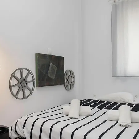 Circle Mirror Center Apartment
