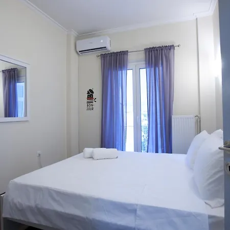 Comfortable At The Foot Of The Odeon Of Herodes Atticus Apartment *