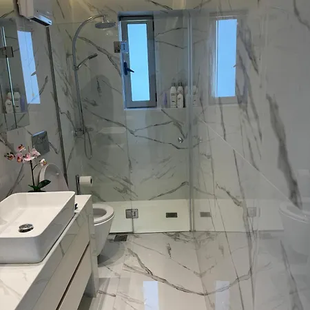 Riviera Lux Flat, Lemos Vouliagmeni Apartment *