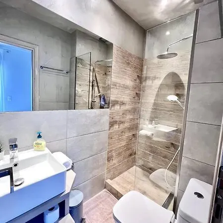 Peaceful 3 Bedroom In Center * אתונה