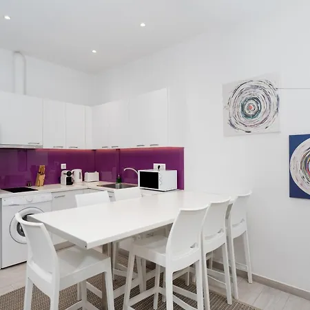 Spacious Modern In Near Metro Apartment