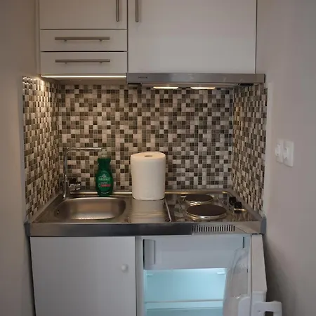 Renovated Center Apartment *