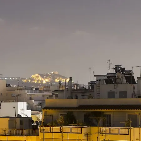 Ma Maison Penthouse: Acropolis Views & Metro Convenience Apartment *
