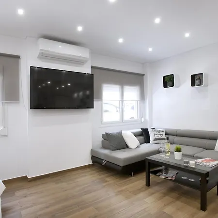 Koukaki, A Modern, Newly Refurbished Apartment *