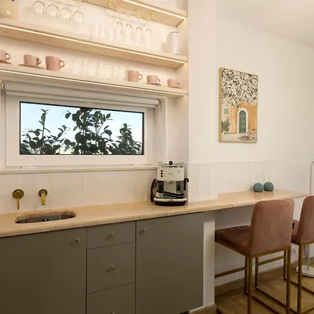Aristotelus Jacuzzi & Acropolis View Apartment