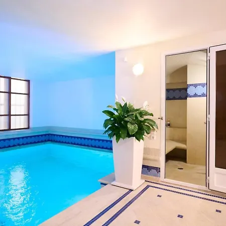Ma Maison Downtown N°8, Indoor Heated Pool Villa