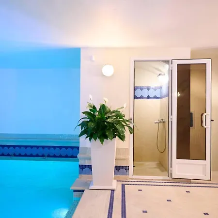 Ma Maison Downtown N°8, Indoor Heated Pool