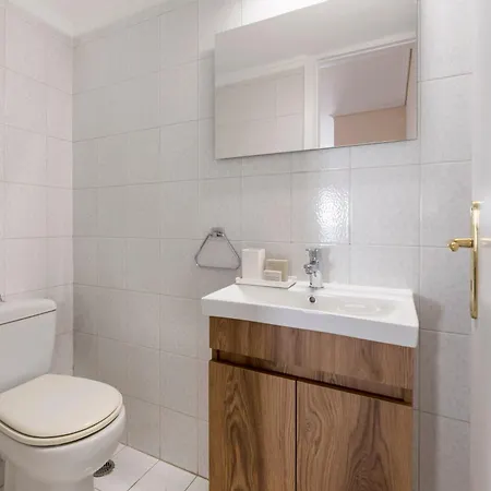 Ample 3br Family In Marousi By Upstreet