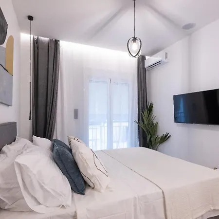 Aristo129 - Stylish Urban Retreat Balcony By Metro Apartment