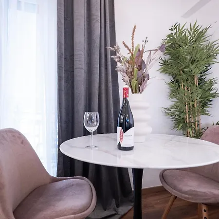 Aristo129 - Stylish Urban Retreat Balcony By Metro Apartment *