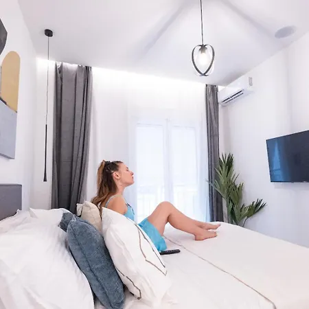 Apartment Aristo129 - Stylish Urban Retreat Balcony By Metro