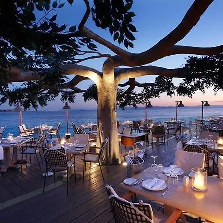 Family With Garden Next To The Sea *