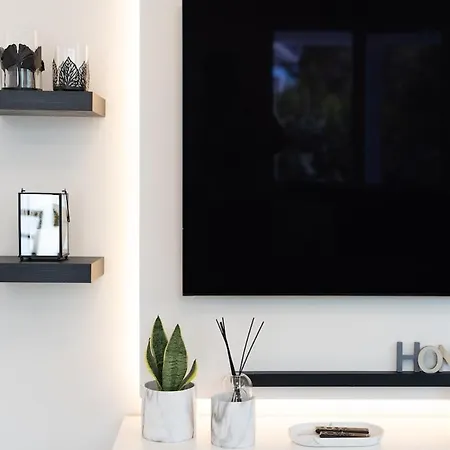 Modern 2bdr On Riviera *