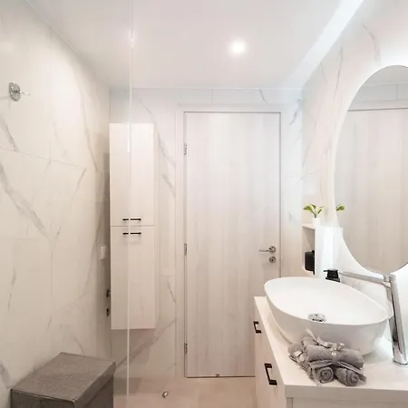 Modern 2bdr On Riviera Villa Athene