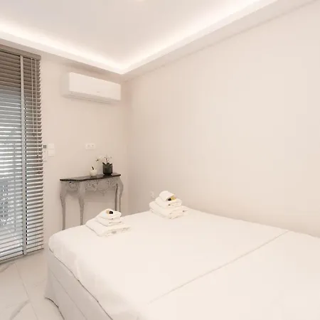 Modern 2bdr On Riviera *