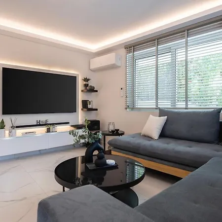 Modern 2bdr On Riviera *
