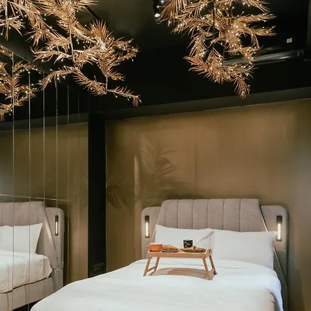 Apartment Black & Gold Tsakalof 17 By Zeussuites *