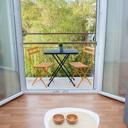 Fully Renovated, Modern Beauty In Athens!