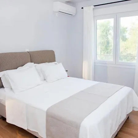 Fully Renovated, Modern Beauty In Athens! Apartment