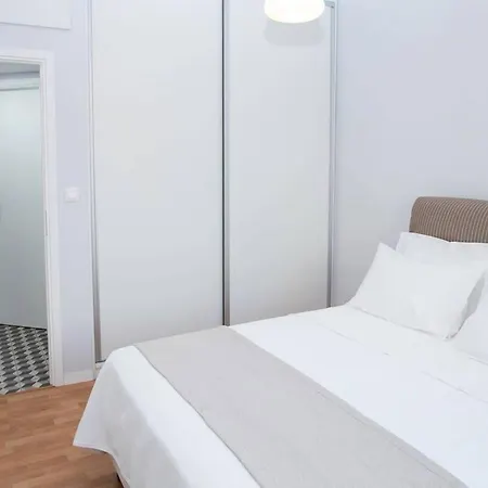 Fully Renovated, Modern Beauty In Athens! *