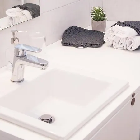 Fully Renovated, Modern Beauty In Athens! * Athens