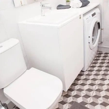Fully Renovated, Modern Beauty In Athens!