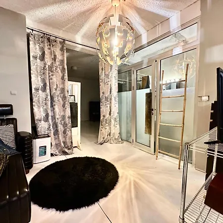 A Bright Art House With Parking Near Oaka For A Short