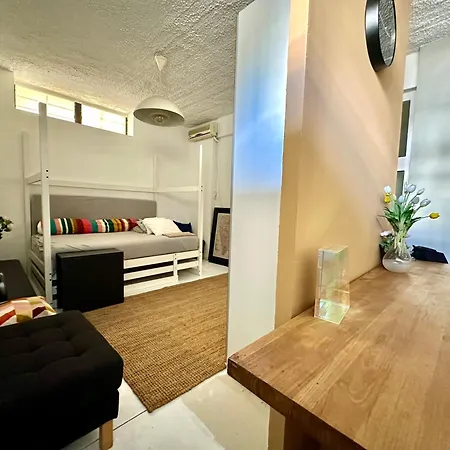 A Bright Art House With Parking Near Oaka For A Short Athens