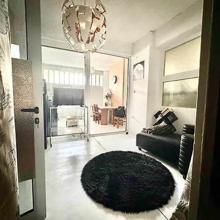 A Bright Art House With Parking Near Oaka For A Short