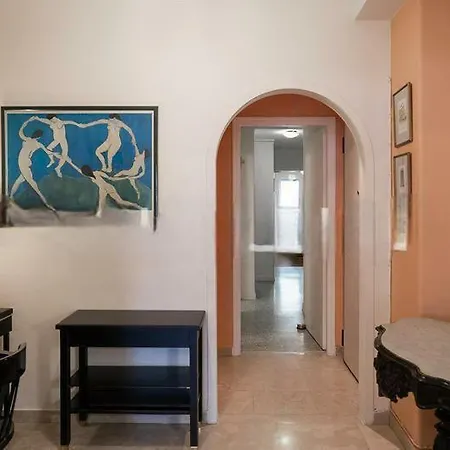 Premium Vintage In Historic Apartment