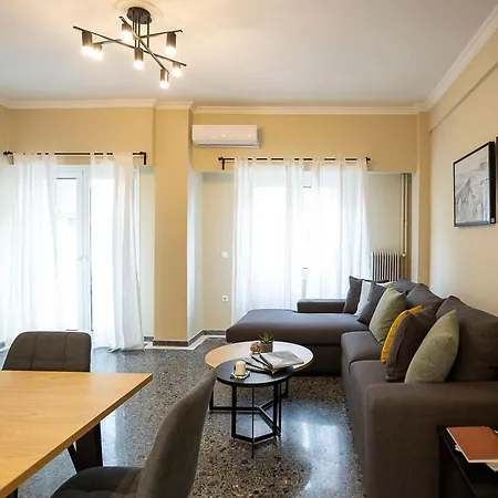 Spacious 2-bedroom Retreat In The Heart Of Appartamento Atene